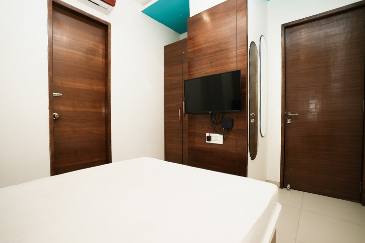 Hotel Elegance Deluxe Room 4