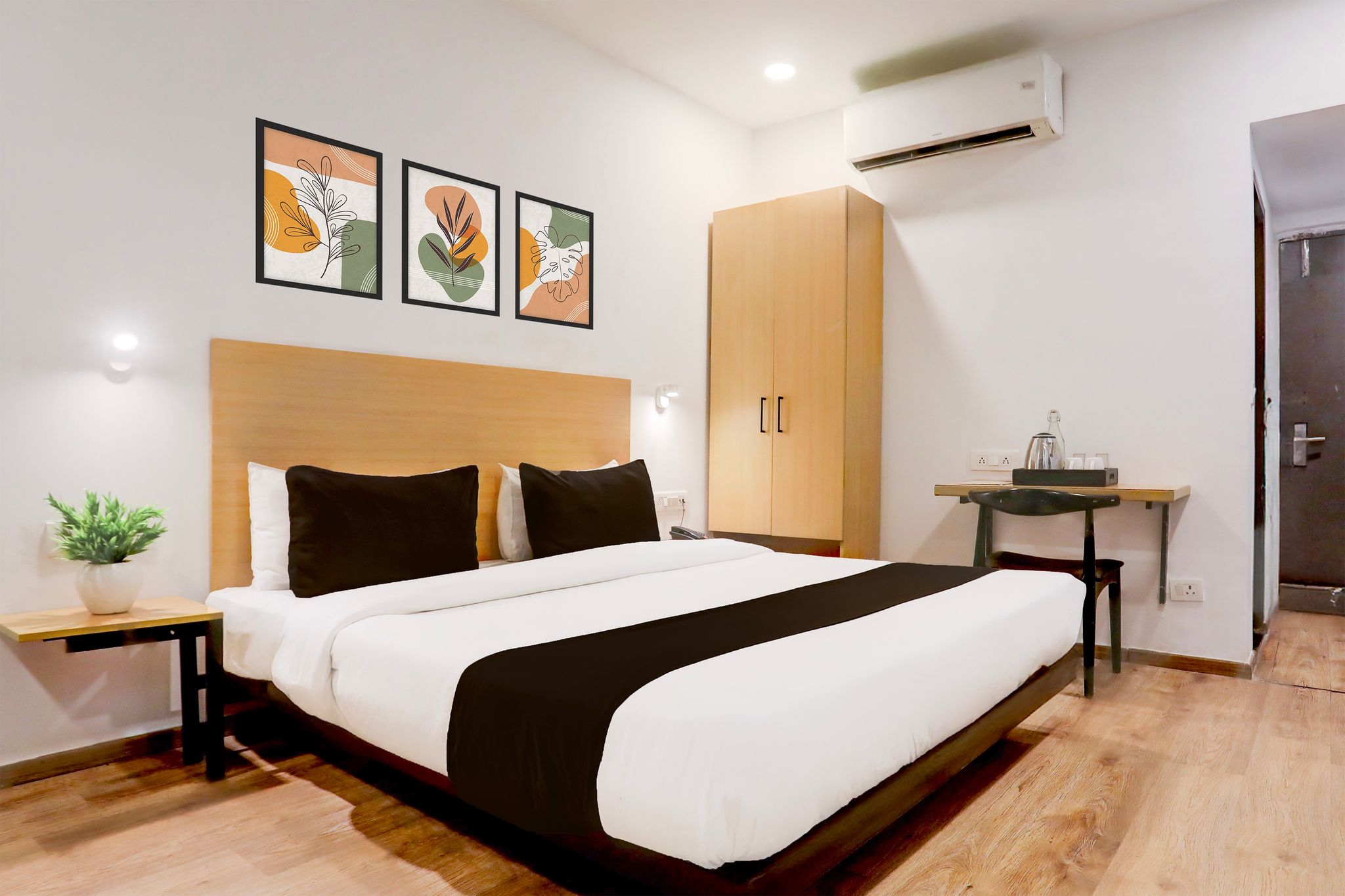 Super Townhouse Prayagraj Near Railway Station Formerly Santosh Palace