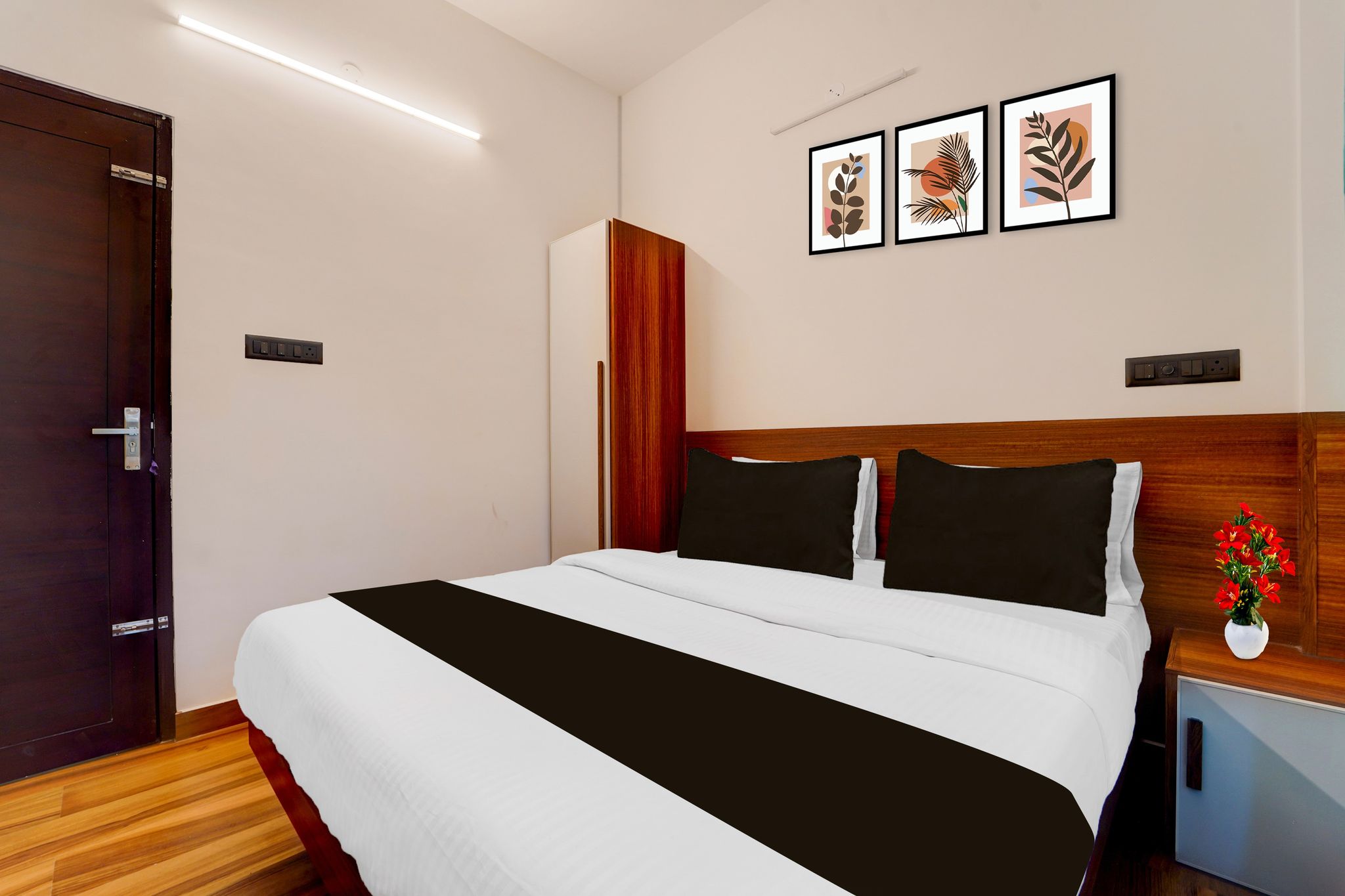 Hotel O Gandhi Nagar Near South Railway Backgate Classic