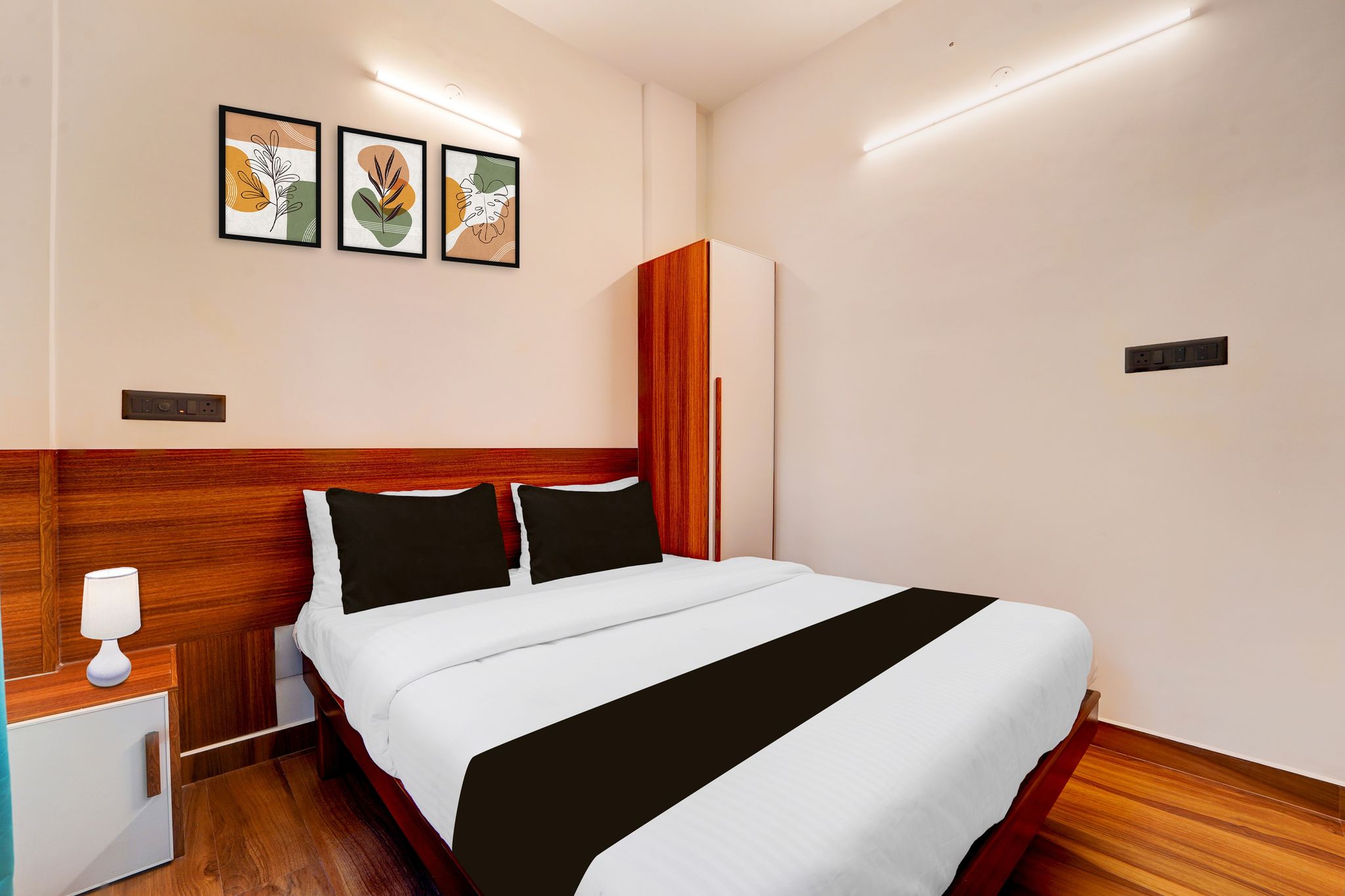 Hotel O Gandhi Nagar Near South Railway Backgate Classic 8