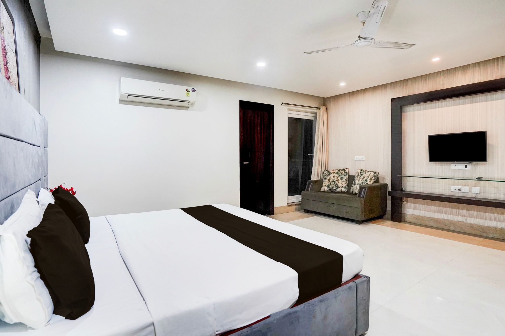 Super Town house Tuessday Suites Near Mr Bhatura Bala Sector 122 Classic