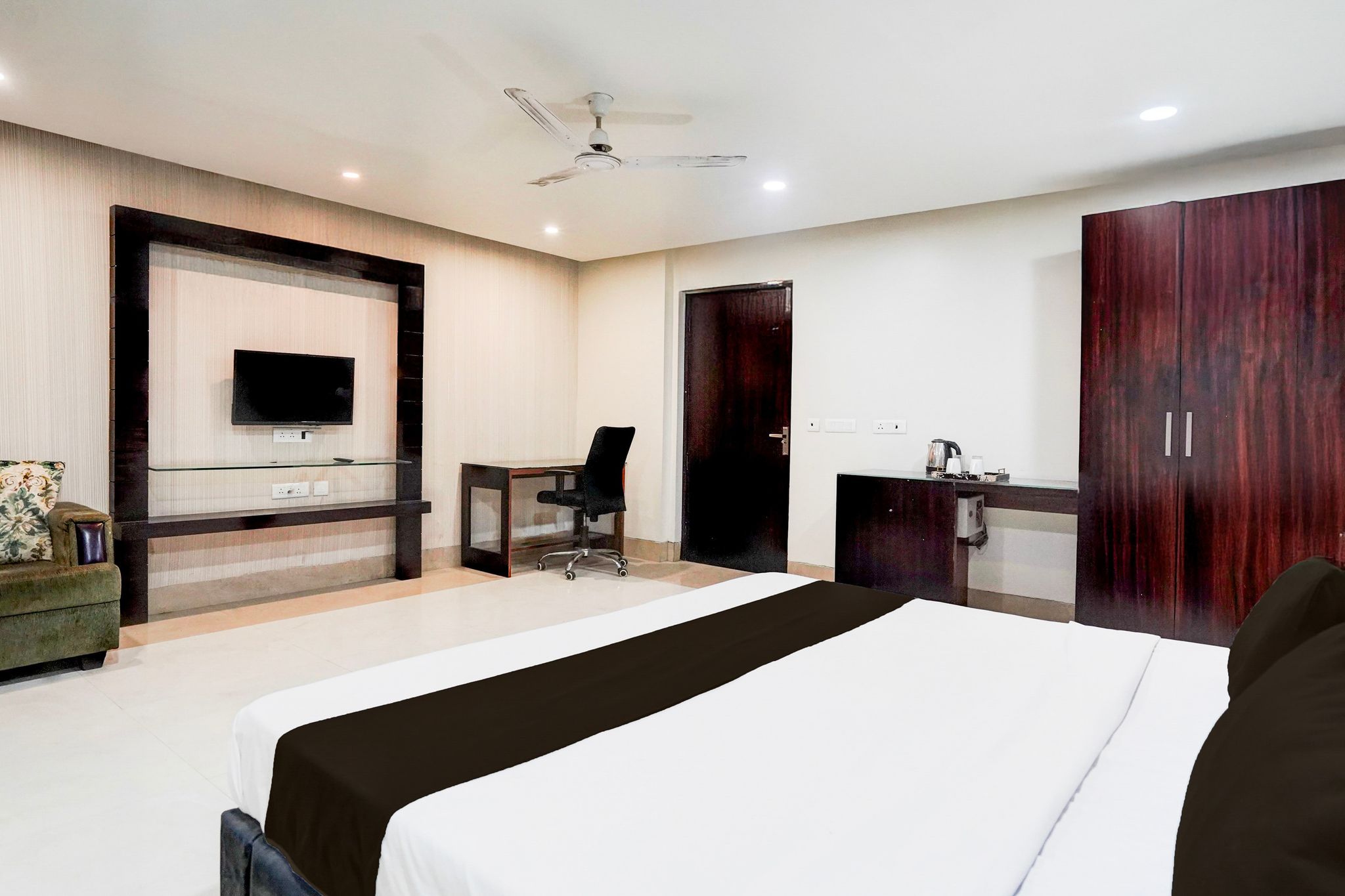 Super Town house Tuessday Suites Near Mr Bhatura Bala Sector 122 Classic 14