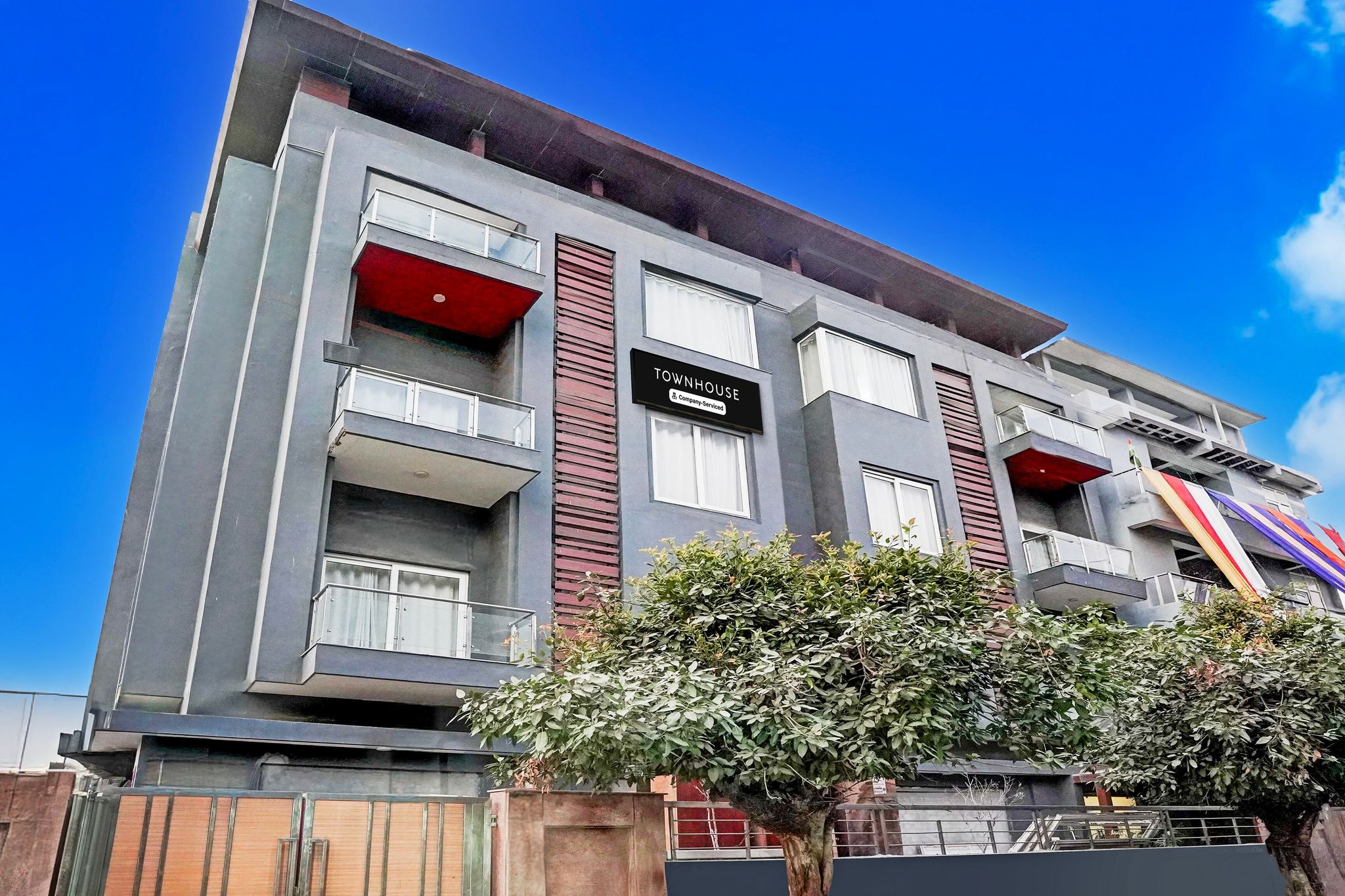 Super Town house Tuessday Suites Near Mr Bhatura Bala Sector 122