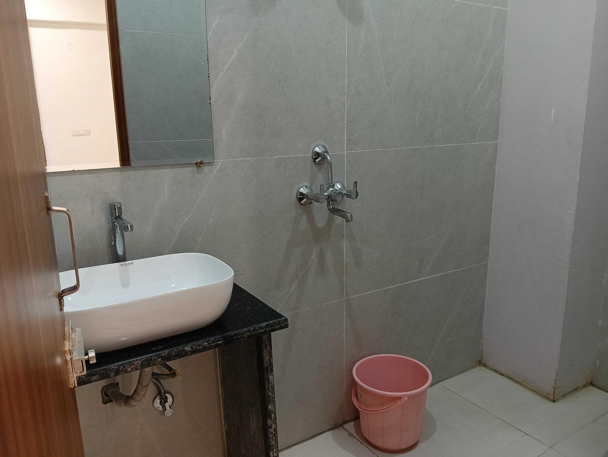 Super Collection O Sector 18 Metro station Classic 6