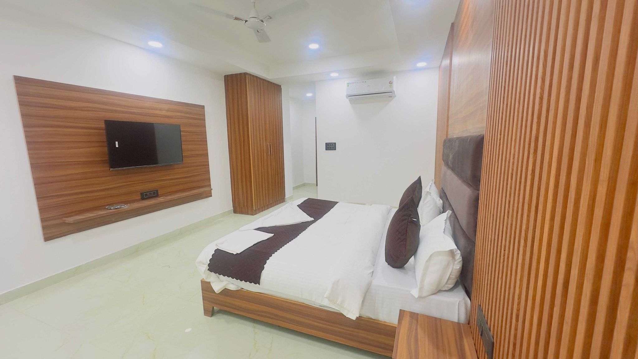 Super Collection O Sector 18 Metro station Classic 3