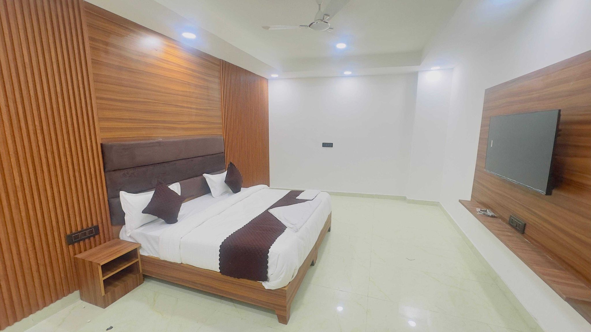 Super Collection O Sector 18 Metro station Classic 4