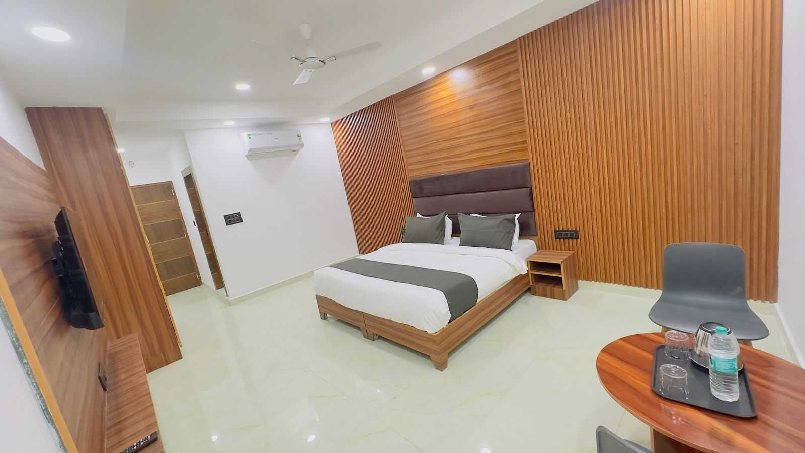 Super Collection O Sector 18 Metro station Classic 5