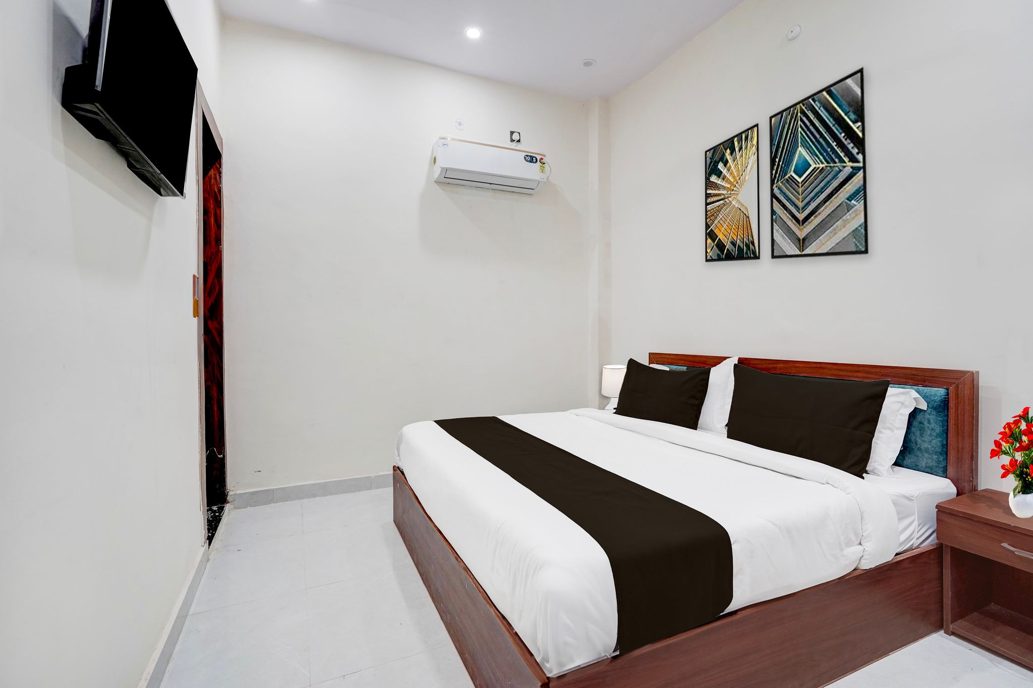 Hotel O Shree Ji Puram Near Prem Mandir Classic 12