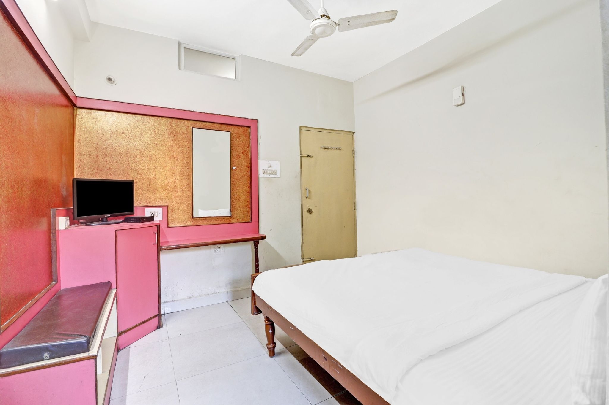 Hotel O by OYO National Deluxe Lodge Classic 12