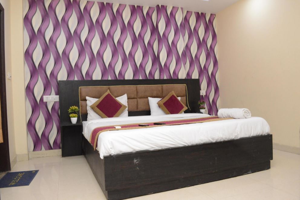 Hotel Global Stay @ Delhi Airport with Free Parking Deluxe Room