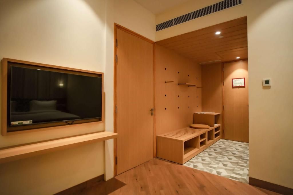 Ramada Encore by Wyndham, Lucknow Airport Standard Room with Bathtub w/Grab Bars - Mobility Accessible 2