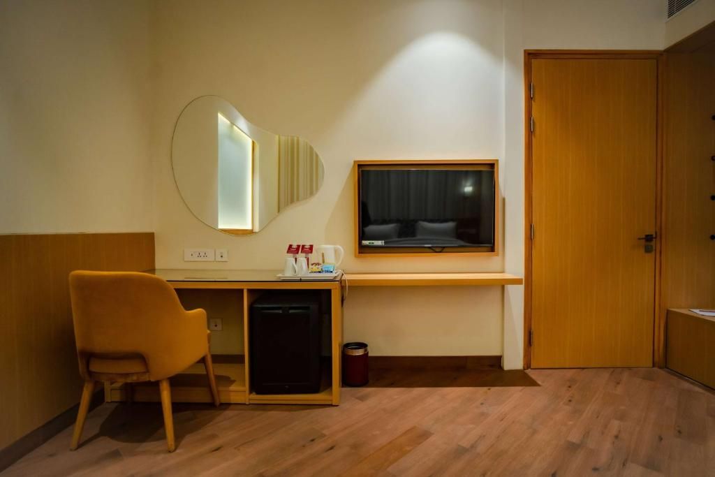 Ramada Encore by Wyndham, Lucknow Airport Standard Room with Bathtub w/Grab Bars - Mobility Accessible 3