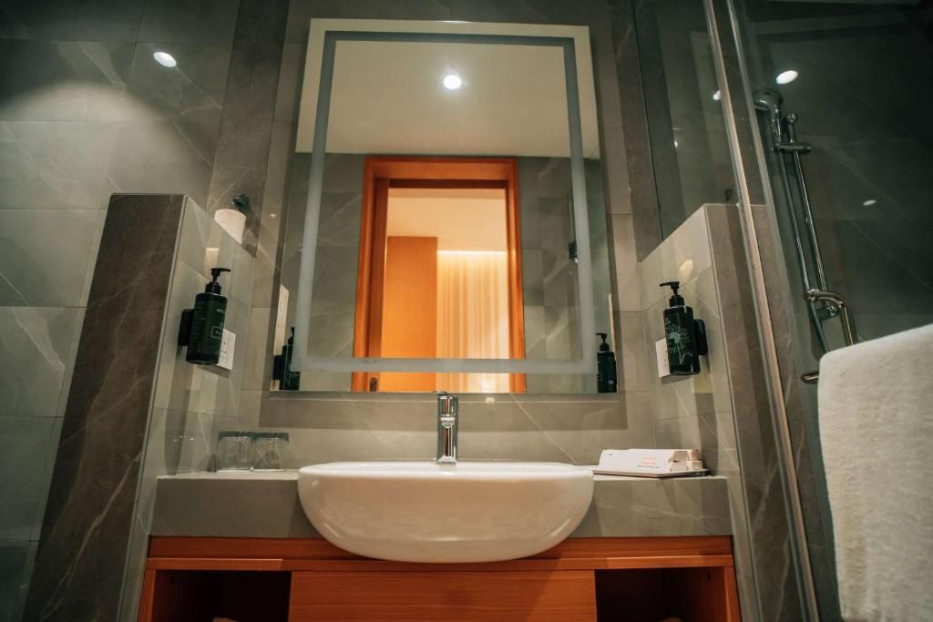 Ramada Encore by Wyndham, Lucknow Airport Standard Room with Bathtub w/Grab Bars - Mobility Accessible