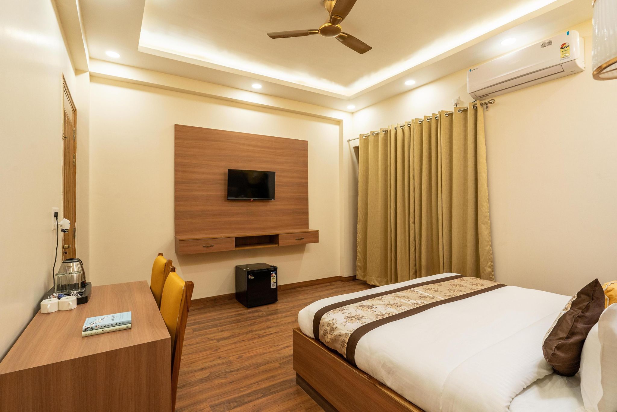 Lime Tree Hotel & Apartments Noida - Sector 50 Metro Luxury King Room with Balcony 4