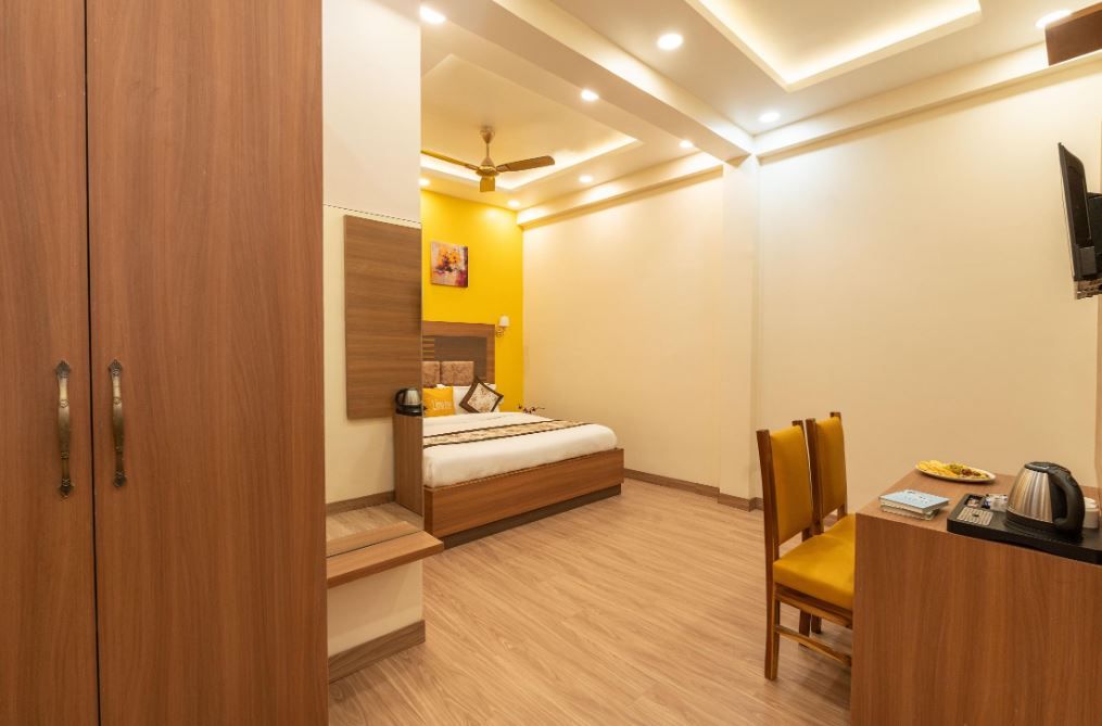 Deluxe 1 BHK Apartment - Balcony & Kitchenette