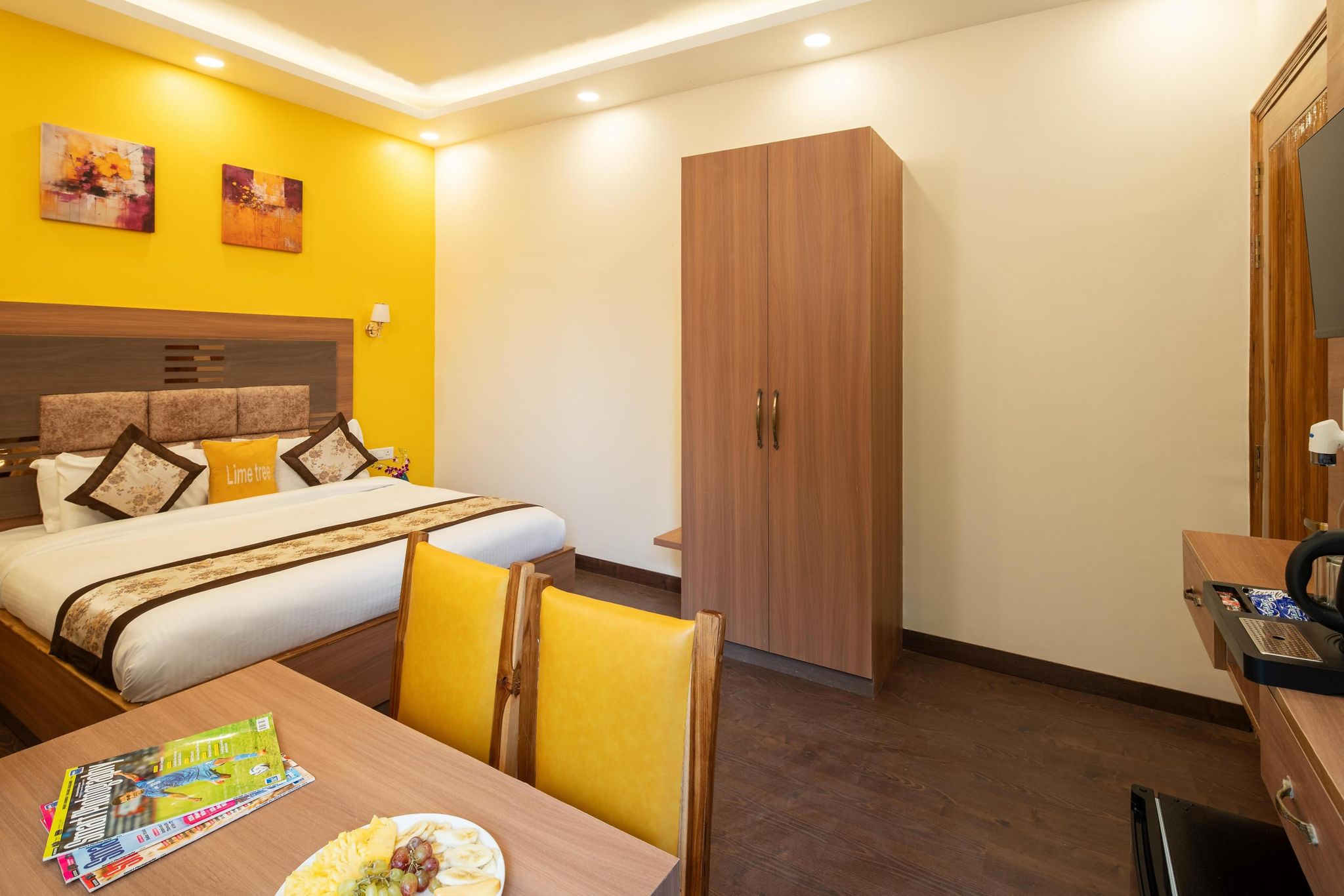 Lime Tree Hotel & Apartments Noida - Sector 50 Metro Luxury King Room with Balcony