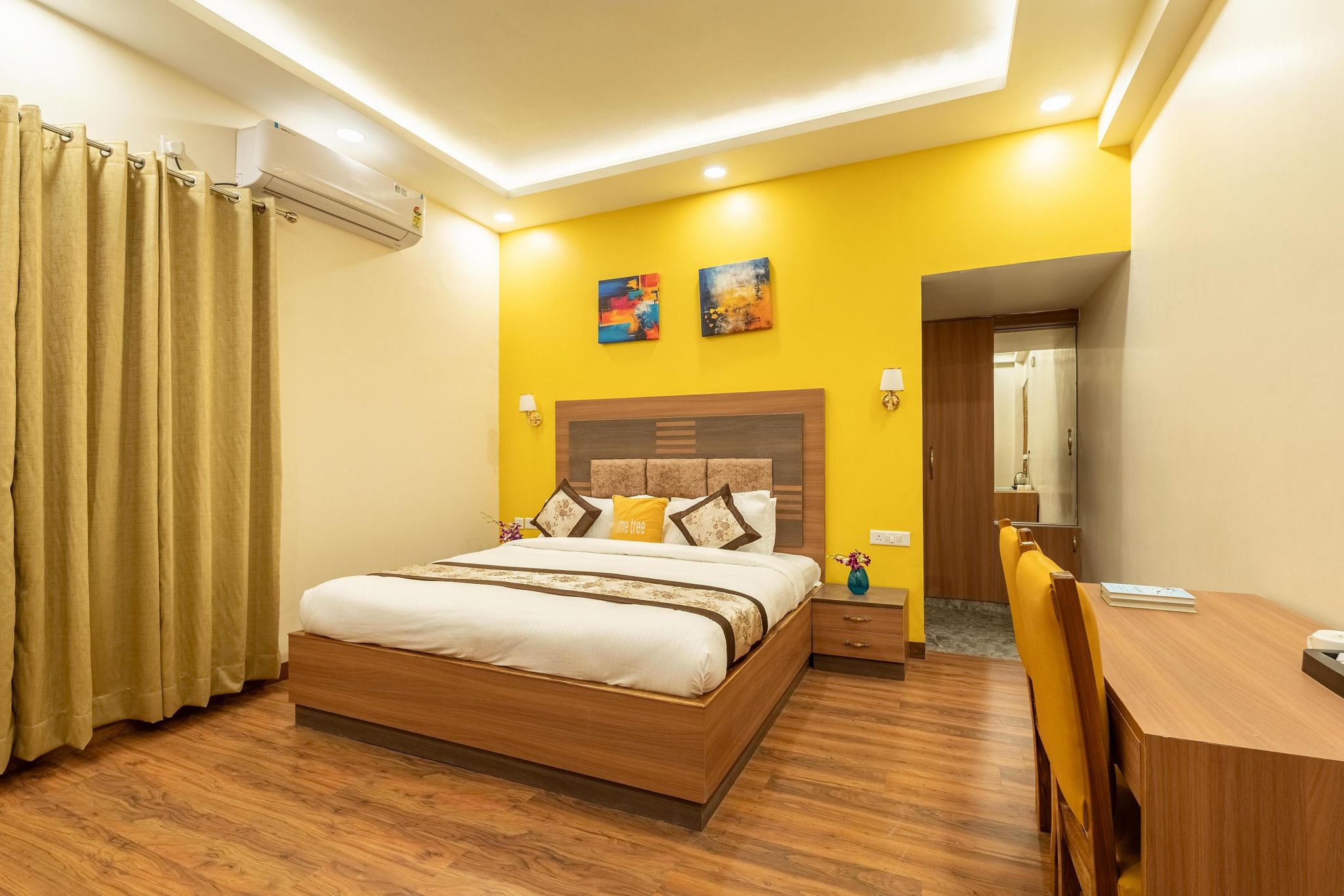 Lime Tree Hotel & Apartments Noida - Sector 50 Metro Luxury King Room with Balcony 2