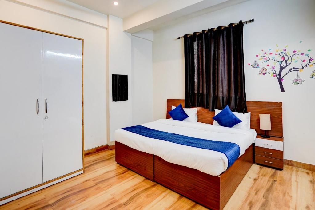 Axel accommodation, Noida Queen Room 2