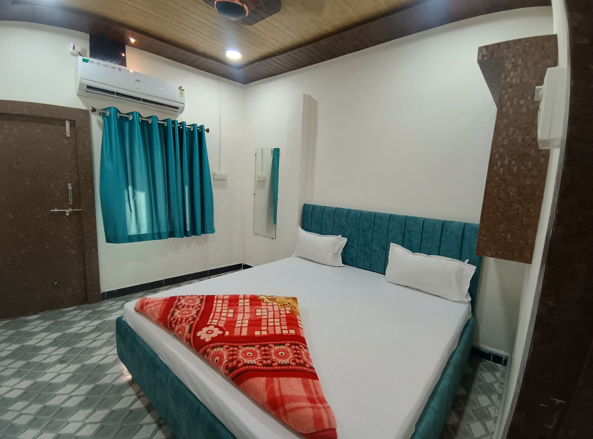 Shree Balaji Hotel DELUXE ROOM 6