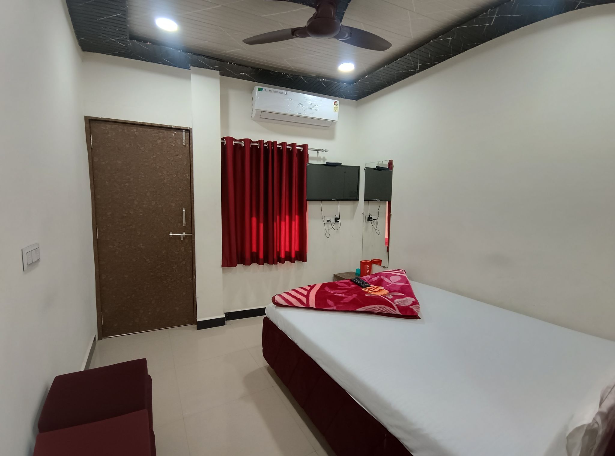 Shree Balaji Hotel DELUXE ROOM