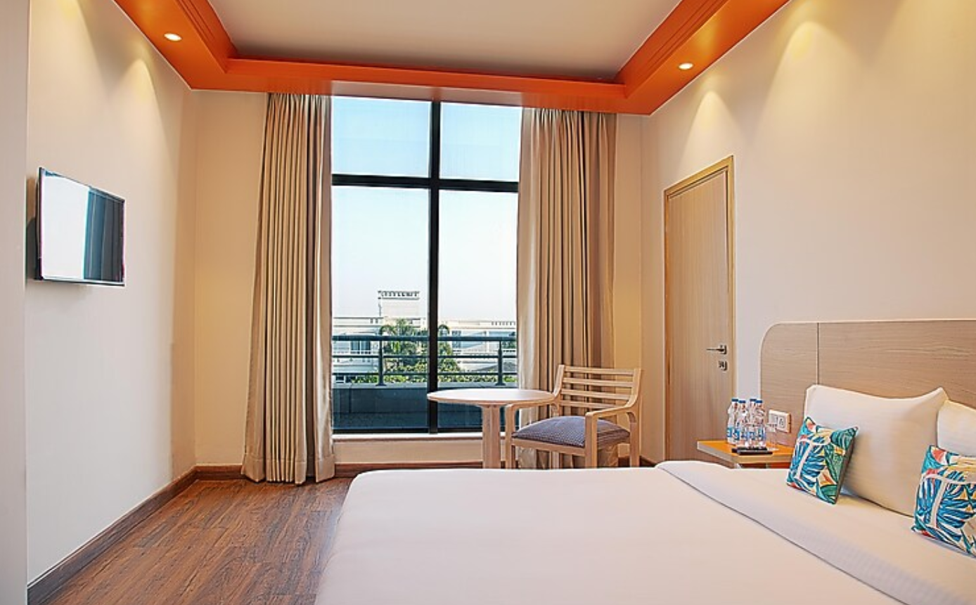 Nest by TreeHouse Superior King-Bed Room 3