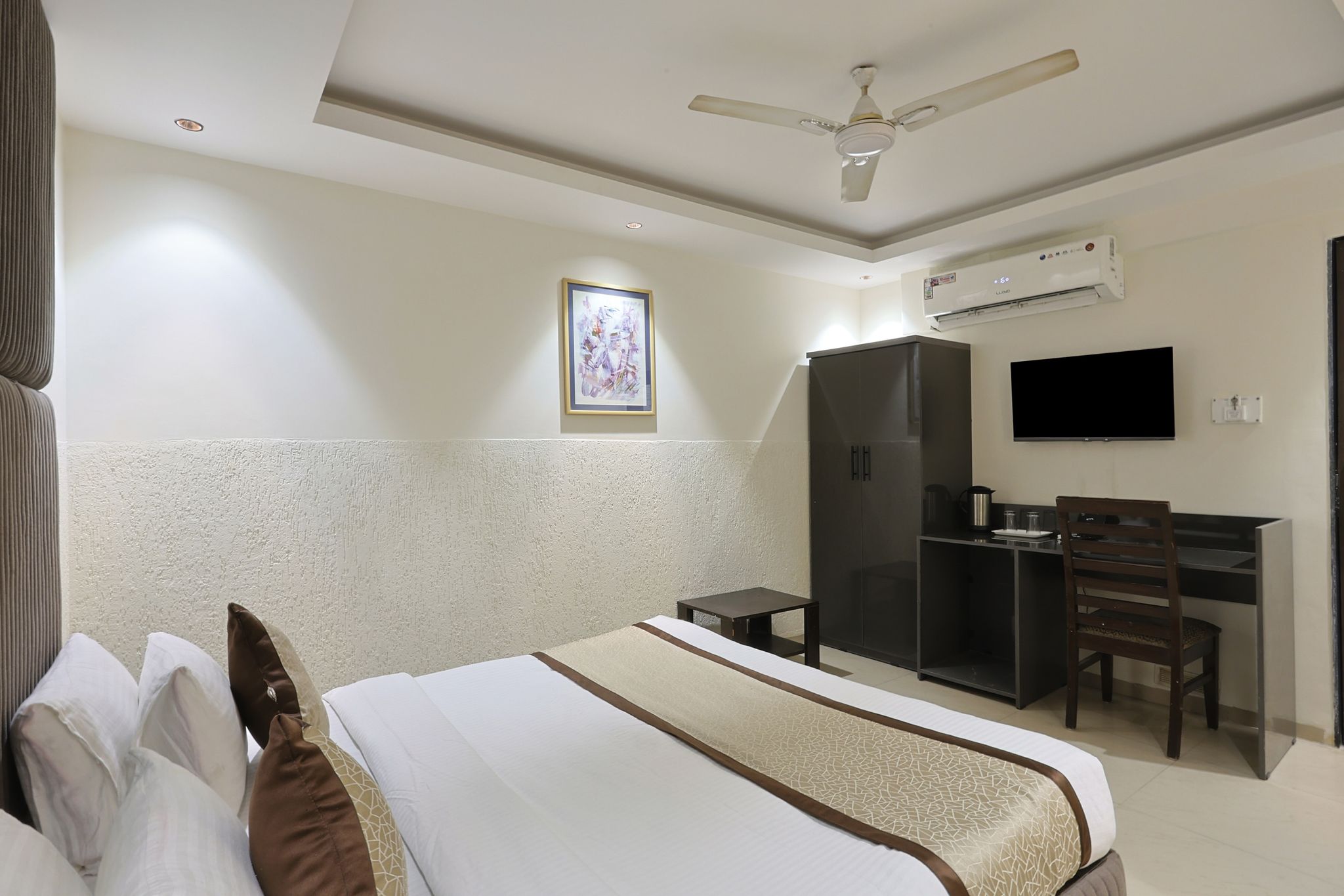 Hotel Venue Inn Ahmedabad Deluxe Room 7