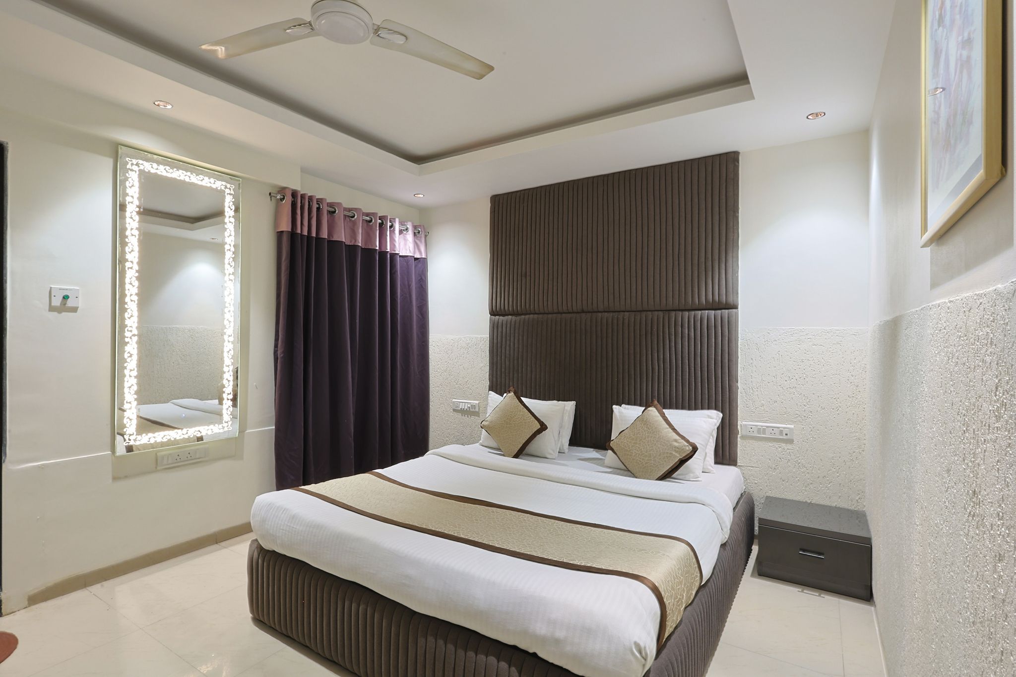 Hotel Venue Inn Ahmedabad Deluxe Room 8