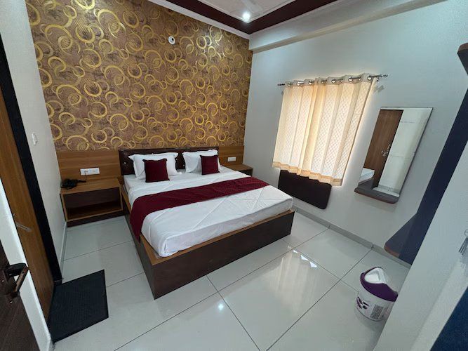 Hotel Santosh Palace Deluxe Room 3