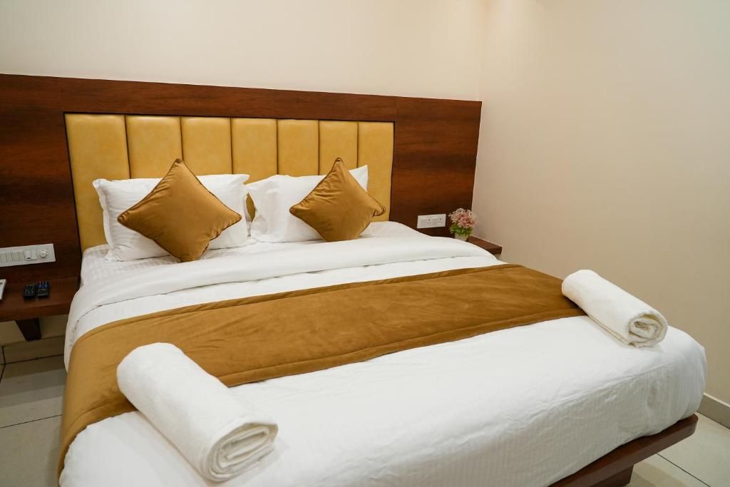 Sri Krishna Inn Kempegowda Airport Bangalore Deluxe AC Room