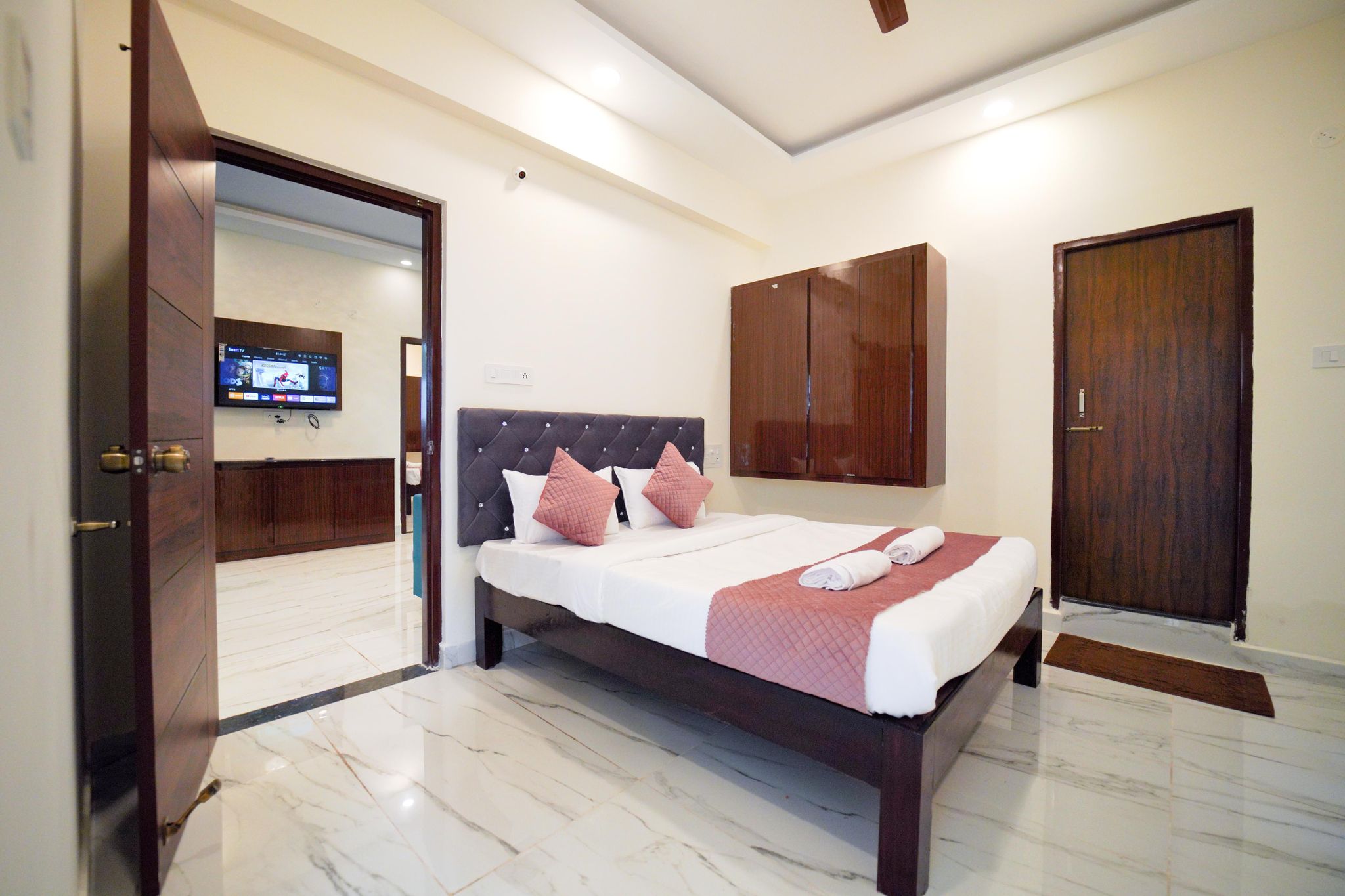 Rainbow Homestay Two-Bedroom Apartment with Balcony 2