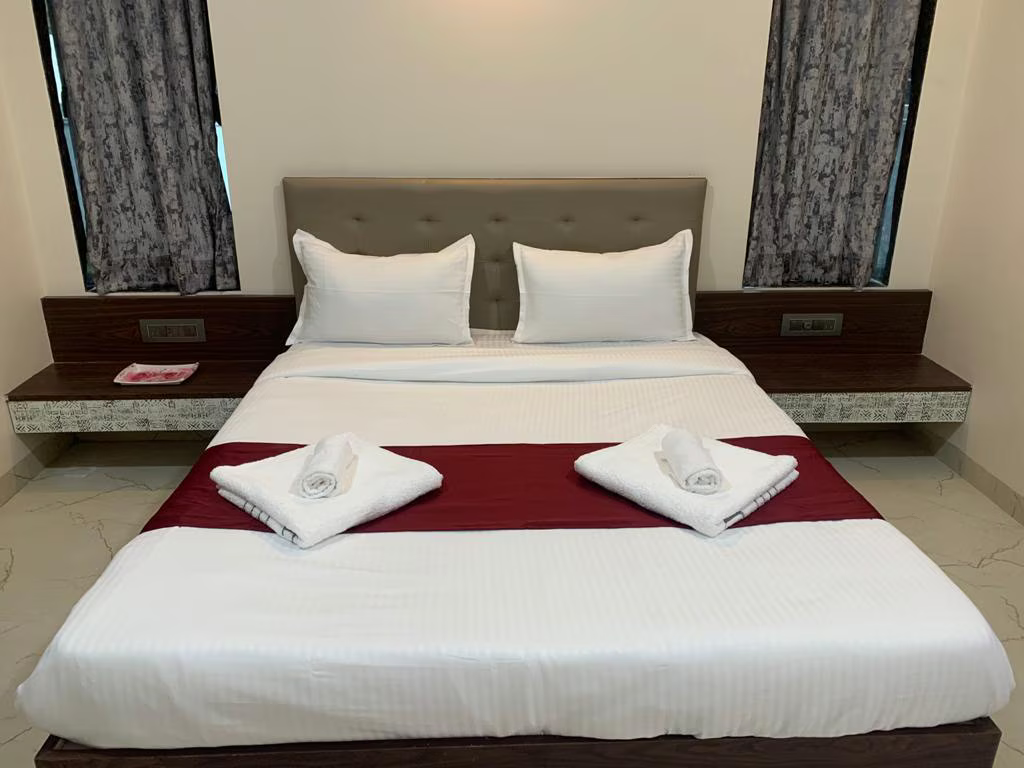 DELUXE COUPLE ROOM