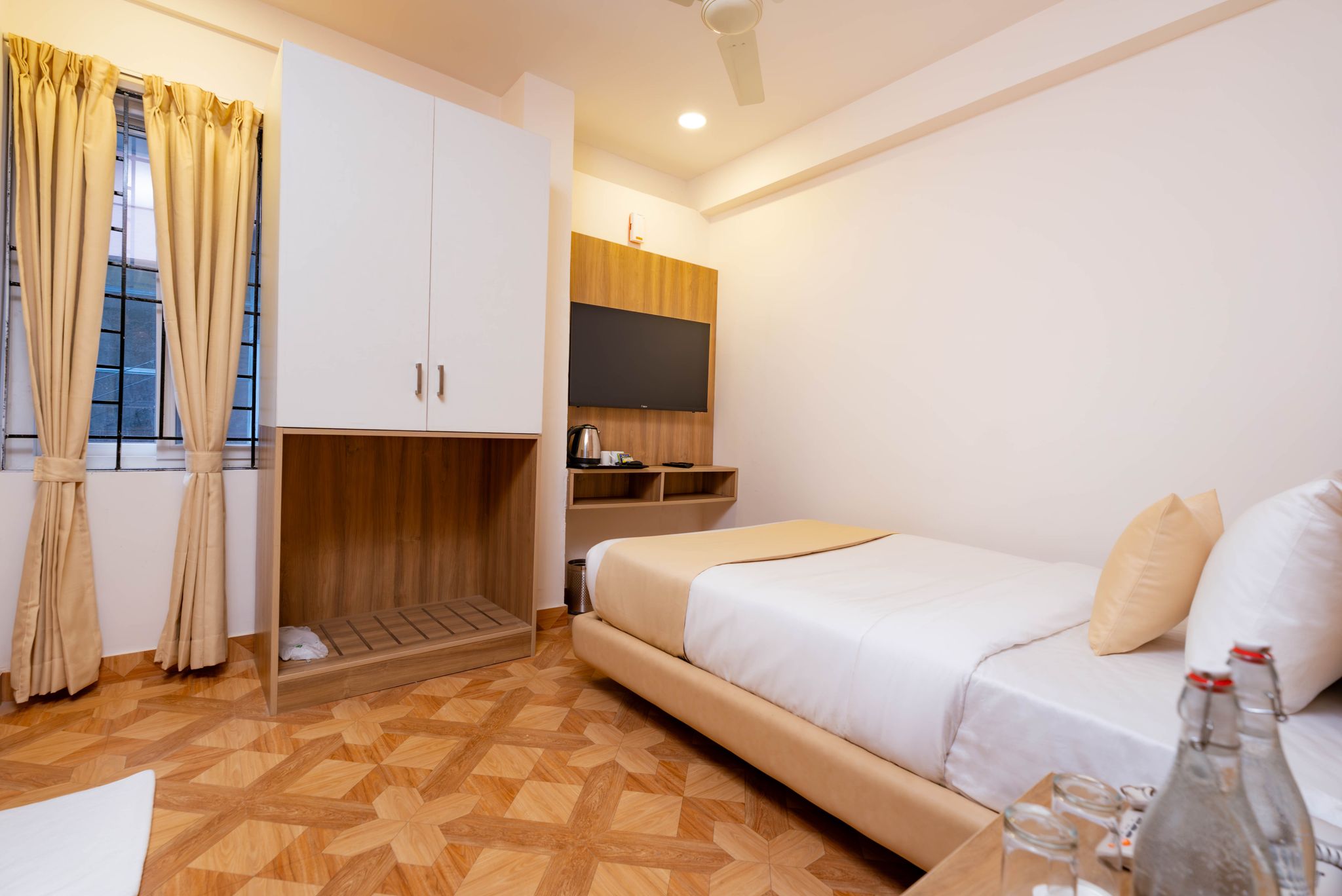 Deluxe Queen with Balcony