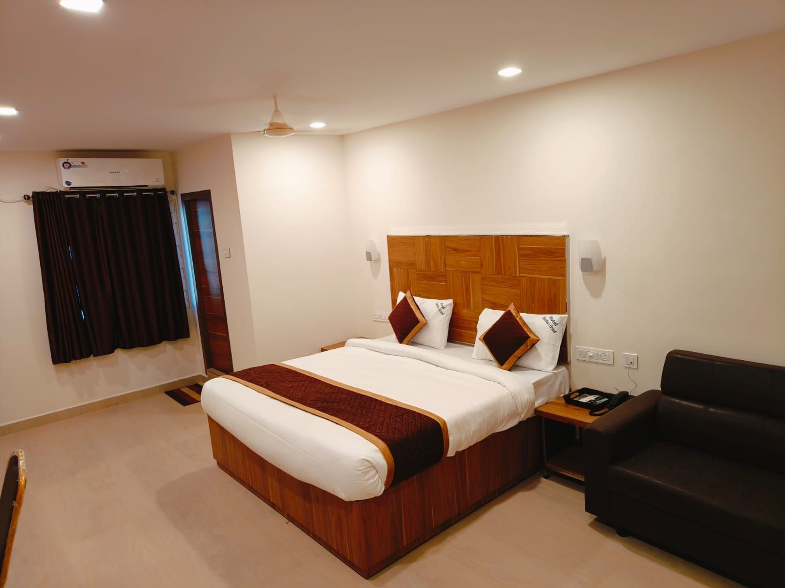 HOTEL SAVITHA'S GRAND Deluxe Room 2