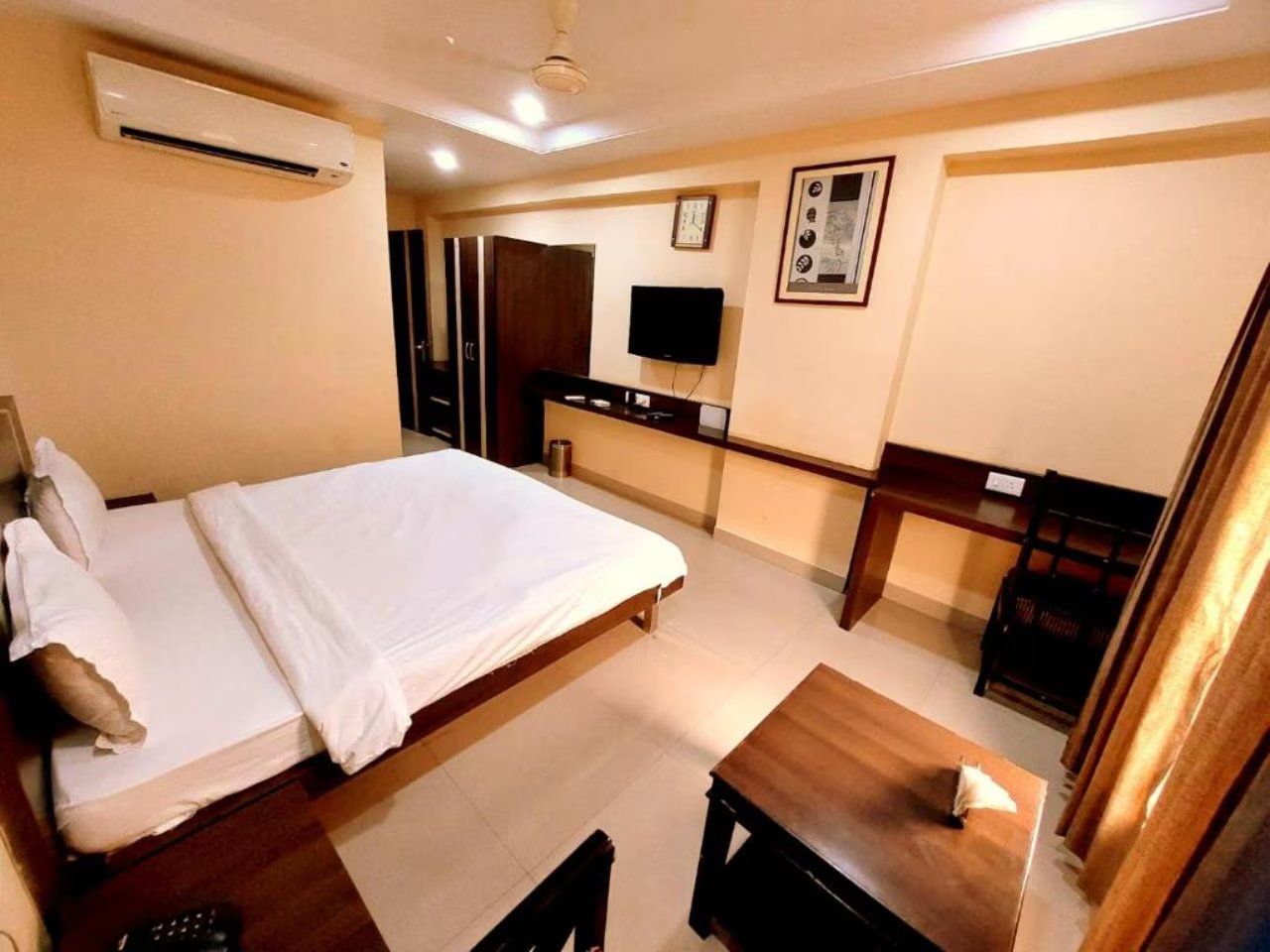 Deluxe AC Room