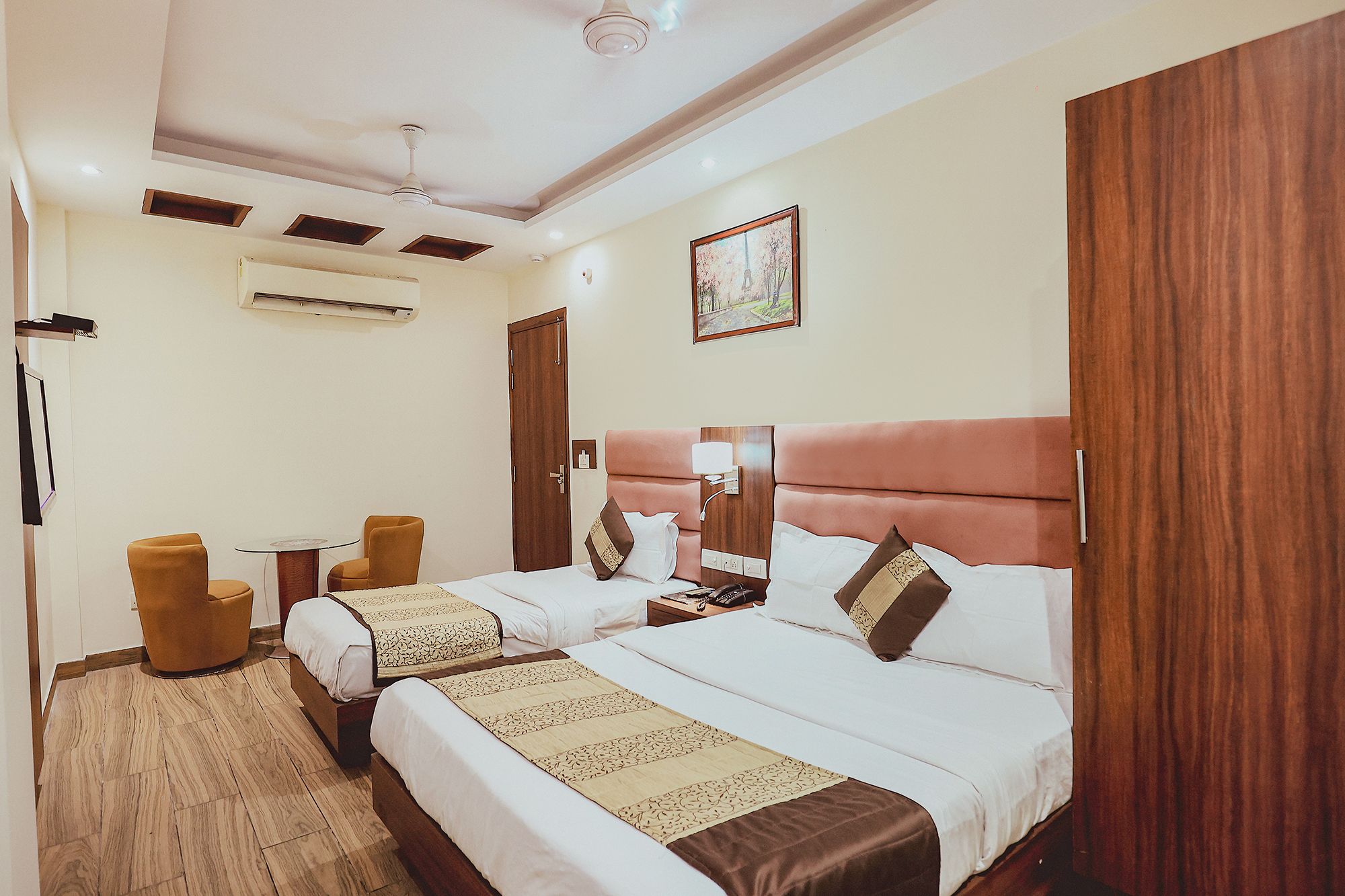FabHotel The Kailash Dev Suite Room