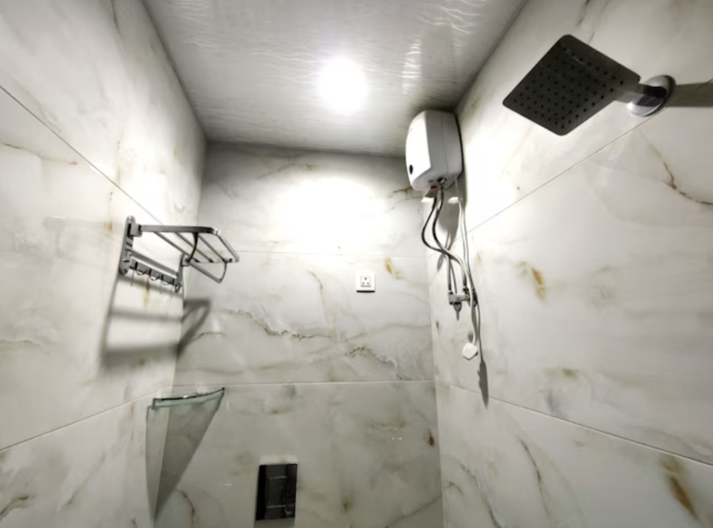 Comfy Inn Deluxe Double AC Room 4