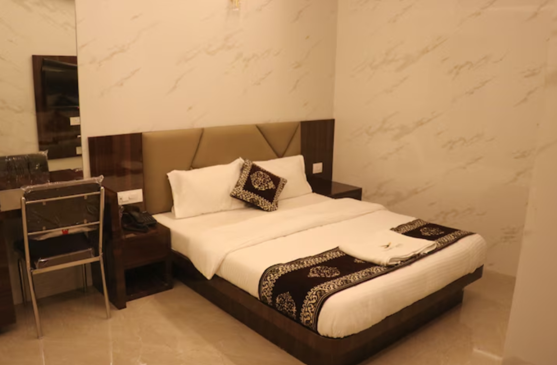 Comfy Inn Deluxe Double AC Room 3