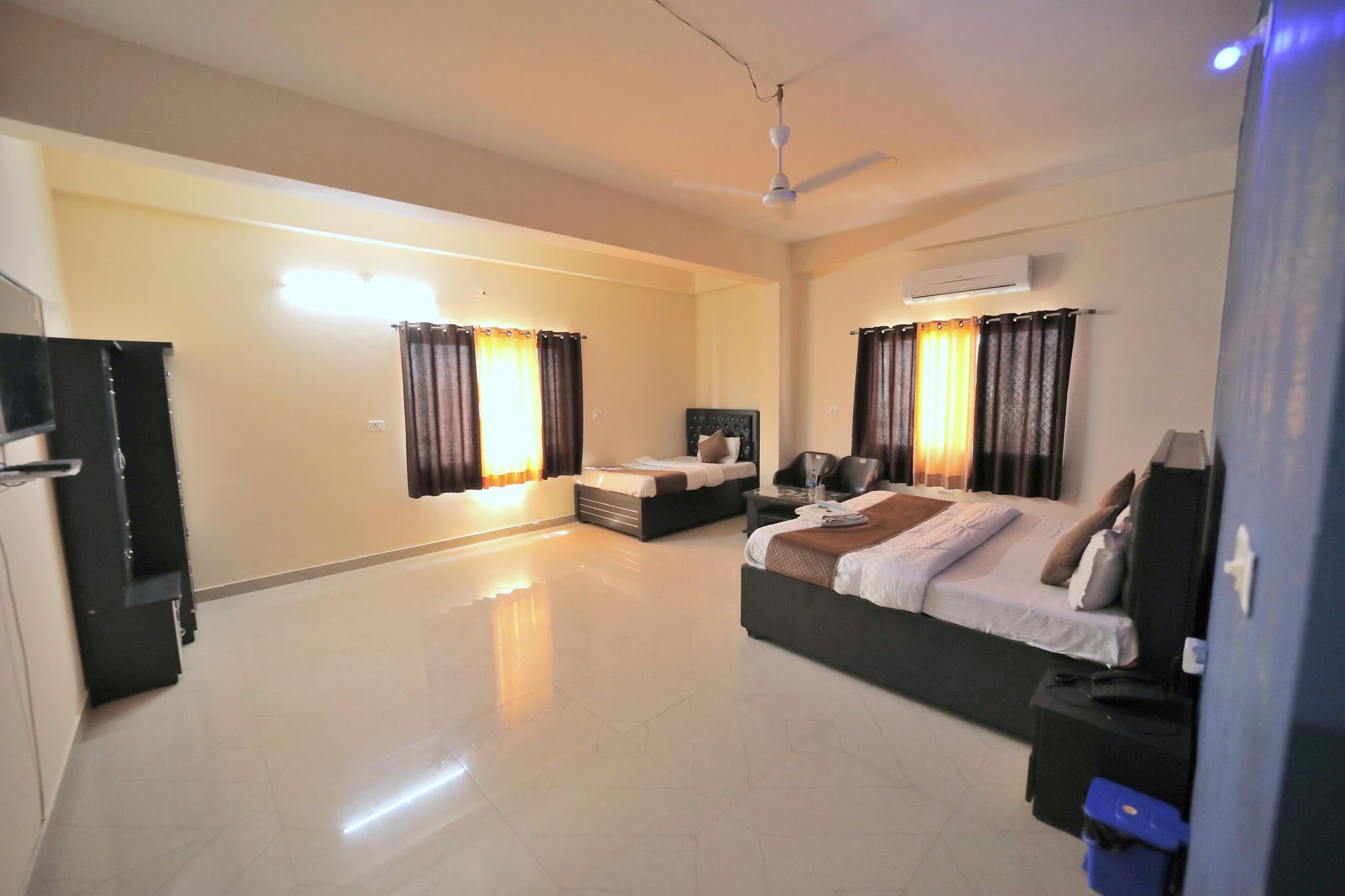 Super Deluxe Family Room