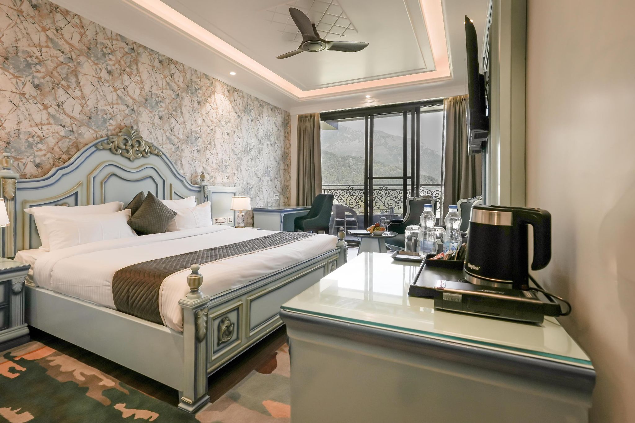 Premium King Room with Balcony and Valley and Mountain View