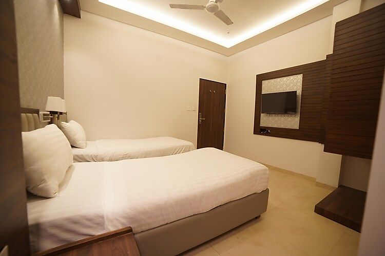 HOTEL MAYUR NEAR RAILWAY STATION RAJNANDGAON Ace Executive Room 5