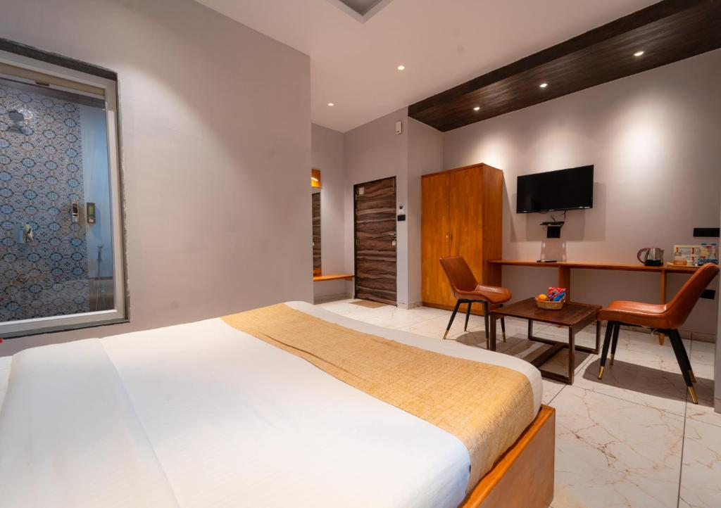 Red Button Resort Deluxe Queen Room 9