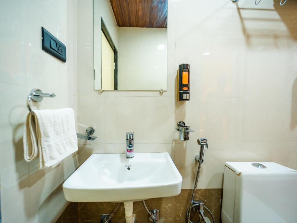 Red Button Resort Deluxe Double Room 7