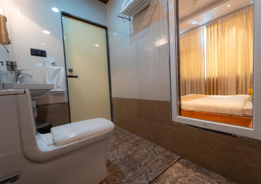 Red Button Resort Deluxe Queen Room 7