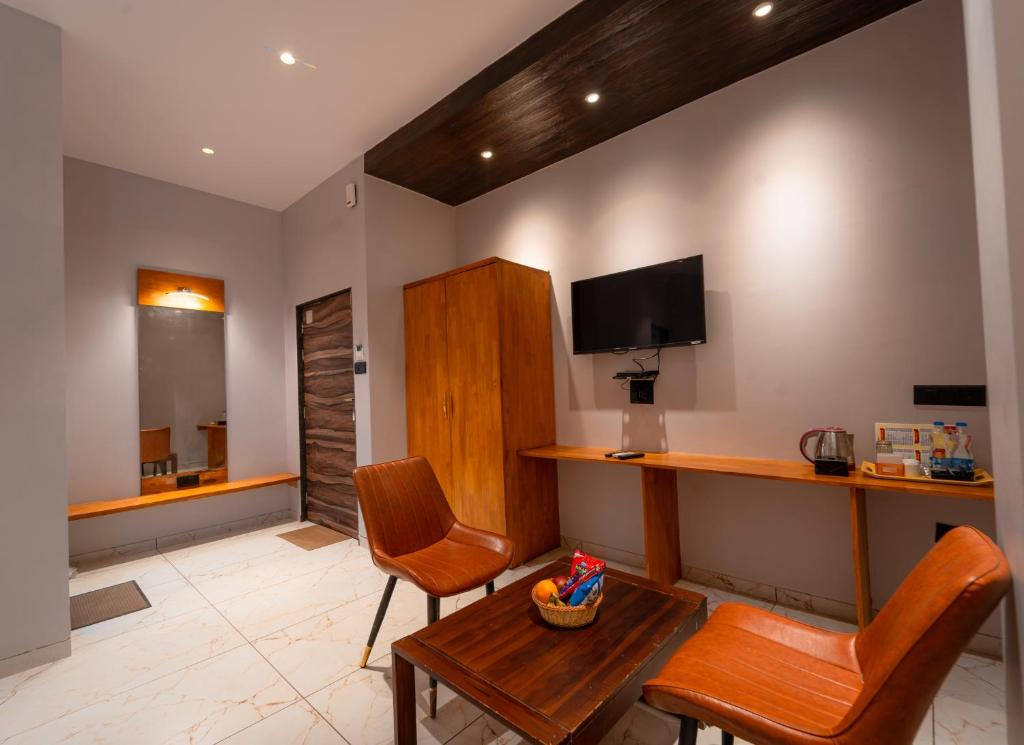 Red Button Resort Deluxe Queen Room 8