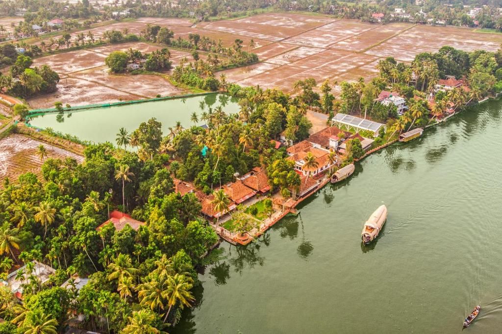 Alaya Stays Palm Dale - A Heritage Backwater Retreat