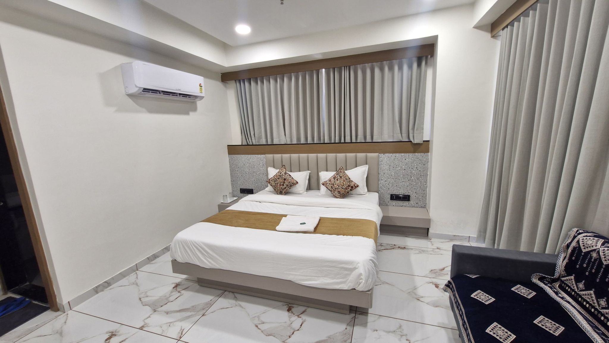 HOTEL ROSE WOOD Deluxe Double Bed Room 13