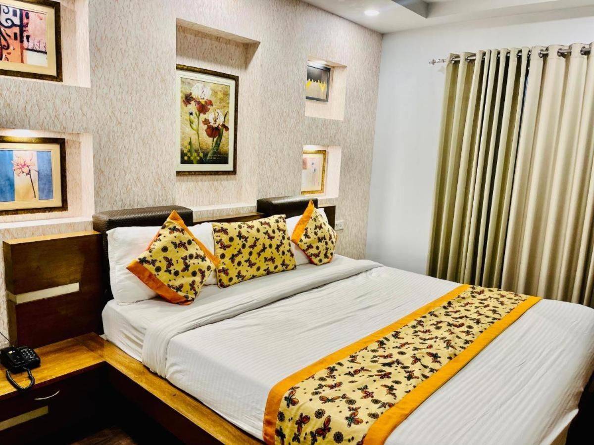 Hotel Queens Tower Deluxe Room 2