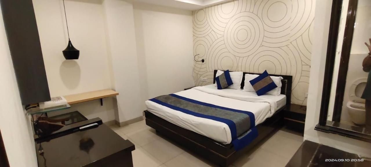 Hotel Queens Tower Deluxe Room 4