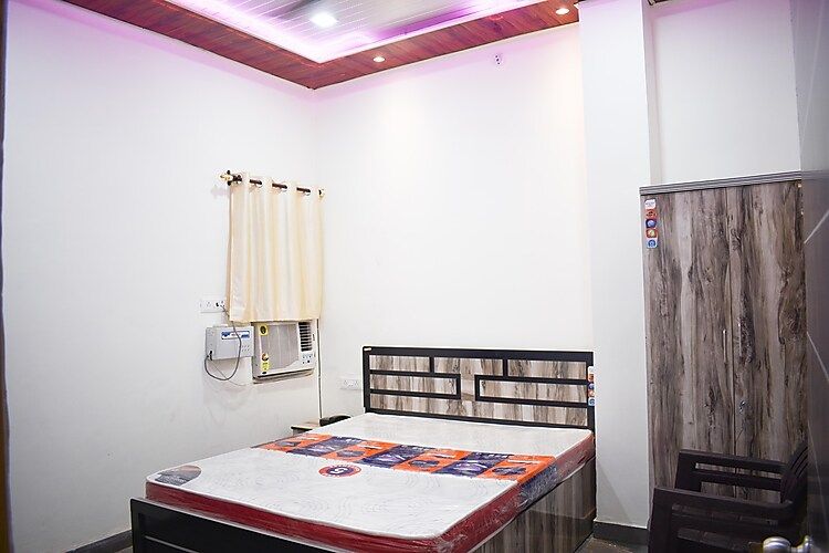 SS GRANDS Executive AC Room 3