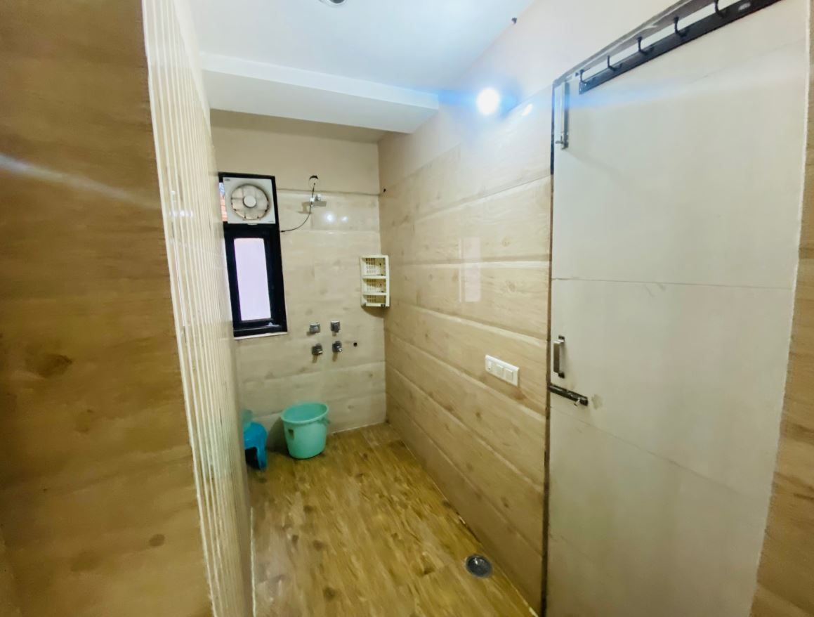 Hotel City Night Deluxe AC Room With Free Wi-Fi 4